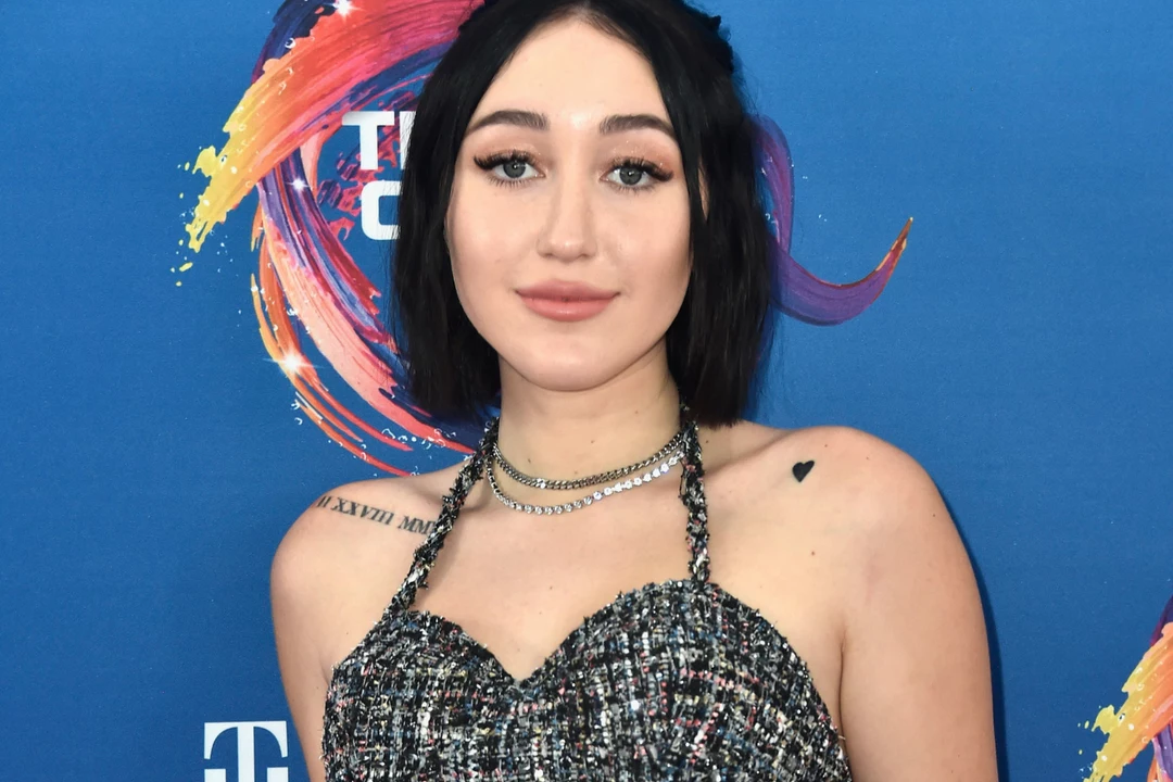 Noah Cyrus verso